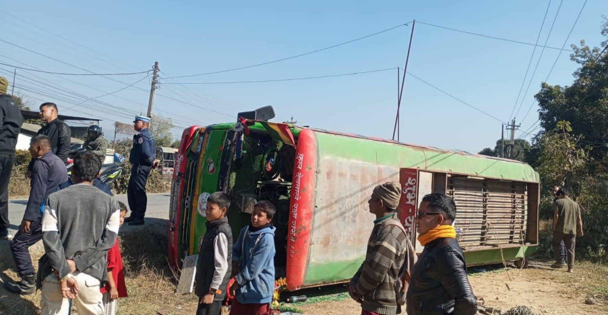 महेन्द्र राजमार्गमा बस दुर्घटना, १७ जना घाइते
