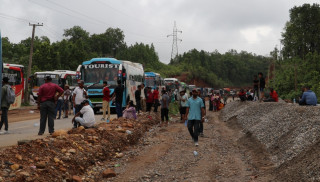 दाउन्नेमा सडक चिप्लो हुँदा बुटवल–नारायणगढ सडक अवरुद्ध