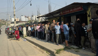 चार बर्षमा लाइसेन्स कार्ड आएपछि  यातायात कार्यालयमा बिहानैदेखि भीड