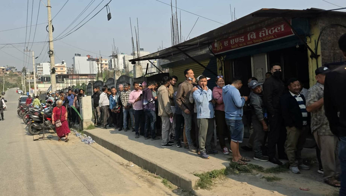 चार बर्षमा लाइसेन्स कार्ड आएपछि  यातायात कार्यालयमा बिहानैदेखि भीड