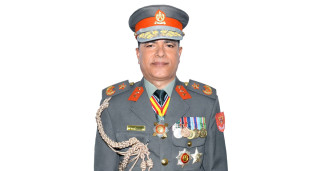 दर्ज्यानी चिह्न लगाएसंगै सशस्त्र प्रहरी महानिरीक्षक पौडेलद्धारा पदबहाली