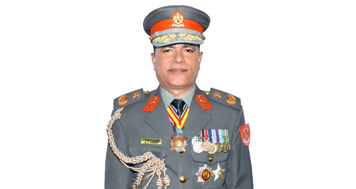 दर्ज्यानी चिह्न लगाएसंगै सशस्त्र प्रहरी महानिरीक्षक पौडेलद्धारा पदबहाली