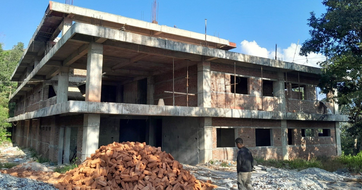 बागलुङ नगर अस्पताल भवन निर्माण: दुई वर्षमा सकिनु पर्ने काम तीन वर्षमा ४५ प्रतिशत