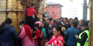 बौद्ध र स्वयम्भूमा श्रद्धालुको घुइँचो