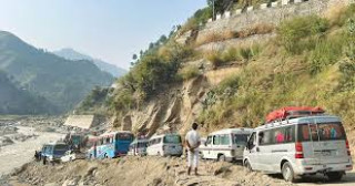 पुलमा ढुंगा खसेपछि नारायणगढ–मुग्लिन सडक एकतर्फी