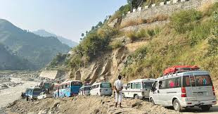 पुलमा ढुंगा खसेपछि नारायणगढ–मुग्लिन सडक एकतर्फी