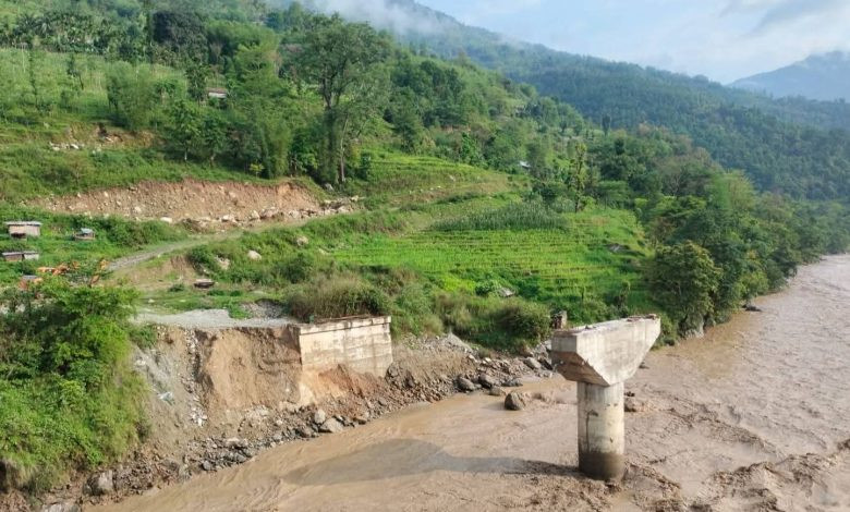 बाढीपहिरोले चार परिवार विस्थापित, जलविद्युत् आयोजनामा क्षति