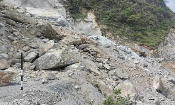 सुक्खा पहिरोले शुक्रबारदेखि खाँदबारी–किमाथाङ्का सडकखण्ड अवरुद्ध