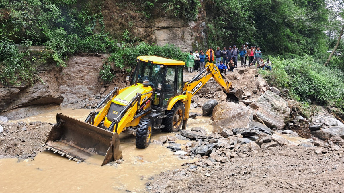 बाढीले अवरुद्ध दिक्तेल–चखेवाभञ्ज्याङ सडक सञ्चालनमा