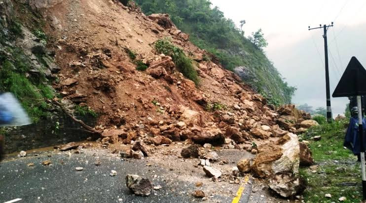 बाढी-पहिरोका कारण देशका विभिन्न राजमार्गमा यातायात प्रभावित
