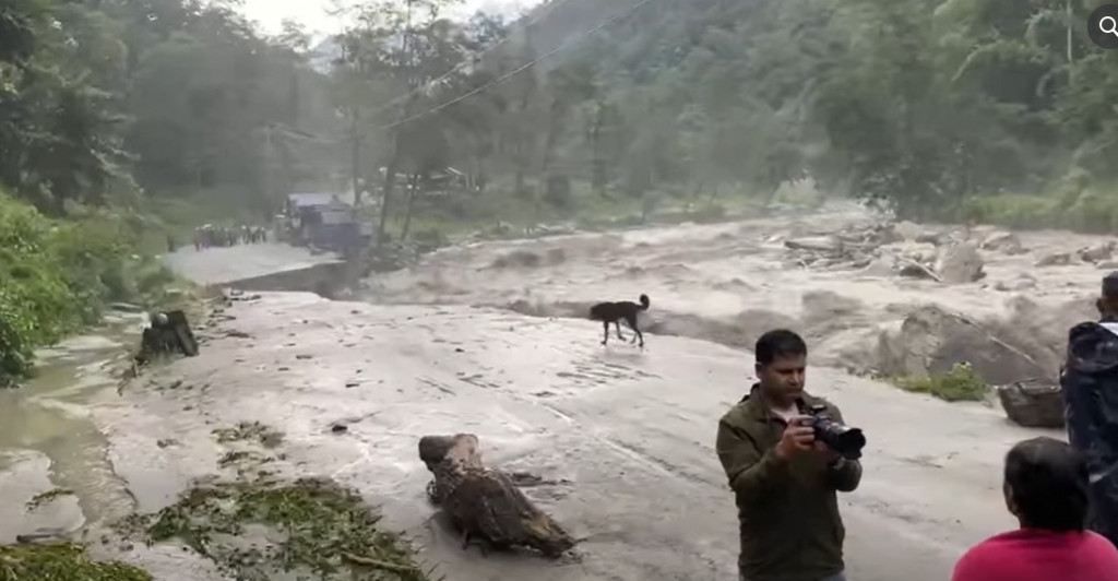 मोदी खोलाले सडक बगाउँदा घान्द्रुकमा पर्यटक अलपत्र