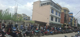 यातायात कार्यालय भक्तपुरमा थेगिनसक्नु भीड, तीन महिनामै करिब ९० हजार चालक अनुमतिपत्र वितरण