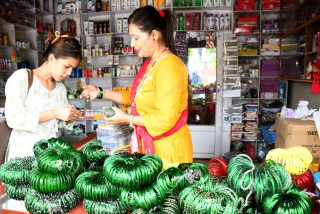 साउन लागेसँगै हरियो चुरापोतेको व्यापार बढ्यो