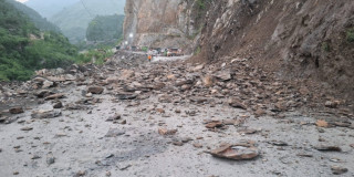 बाढी, पहिरोका कारण देशका विभिन्न राजमार्ग अवरुद्ध