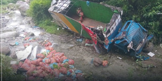 मकवानपुरमा तरकारी बोकेको ट्रक दुर्घटना : एकजनाको मृत्यु, चालक घाइते