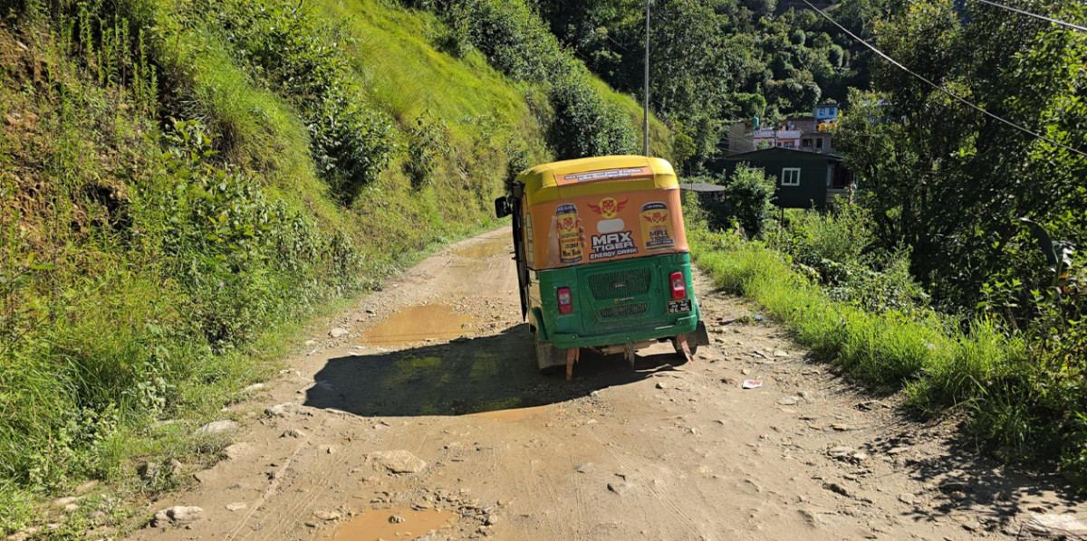 नौ वर्षपछि ओखलढुंगा-रुम्जाटार सडक पुनः कालोपत्र गरिँदै