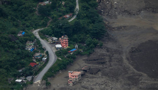सडक सञ्जालबाट बिच्छेद भएकाे रसुवामा साना सवारी सञ्चालन, मुख्यमन्त्री थापा पुगे धुन्चे