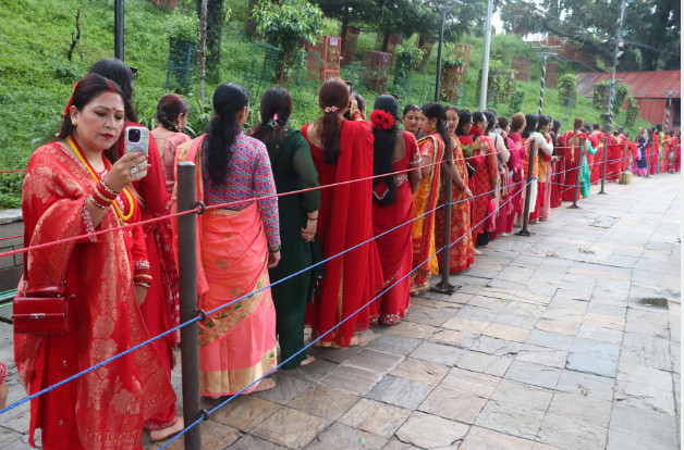हरितालिकामा पशुपतिमा बिहानैदेखि व्रतालुको घुइँचो, चारै ढोका खुला